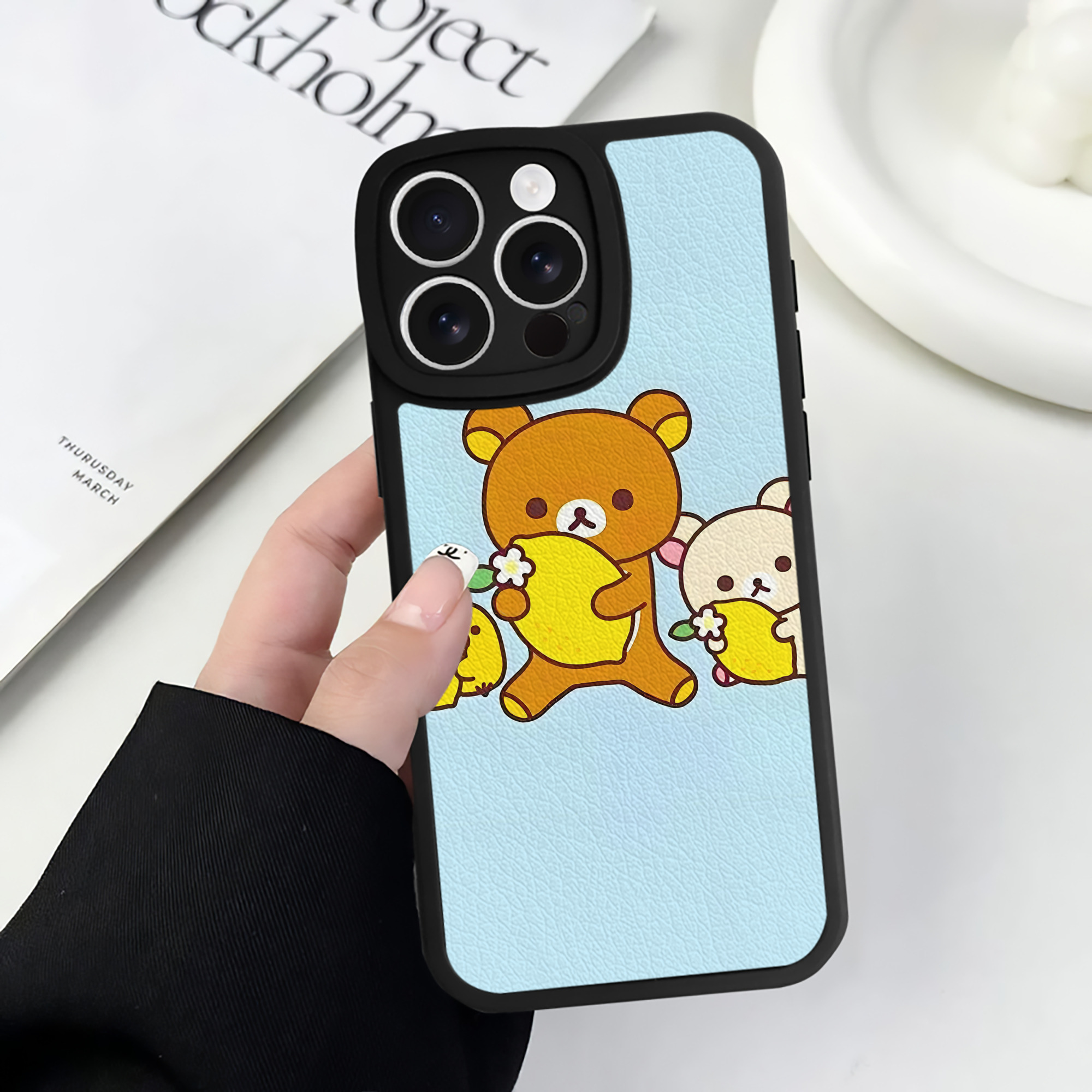 （画像用） リラックマ リラックマ キイロイトリ Rilakkuma Korilakkuma Kiiroitori 【iPhone 16シリーズ対応】シリコンスマホケース（レザー調） 材質：シリコン